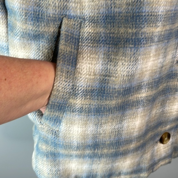 American Eagle Plaid Shacket Jacket Powder Blue Grey White Button Up Pockets M - Picture 6 of 14